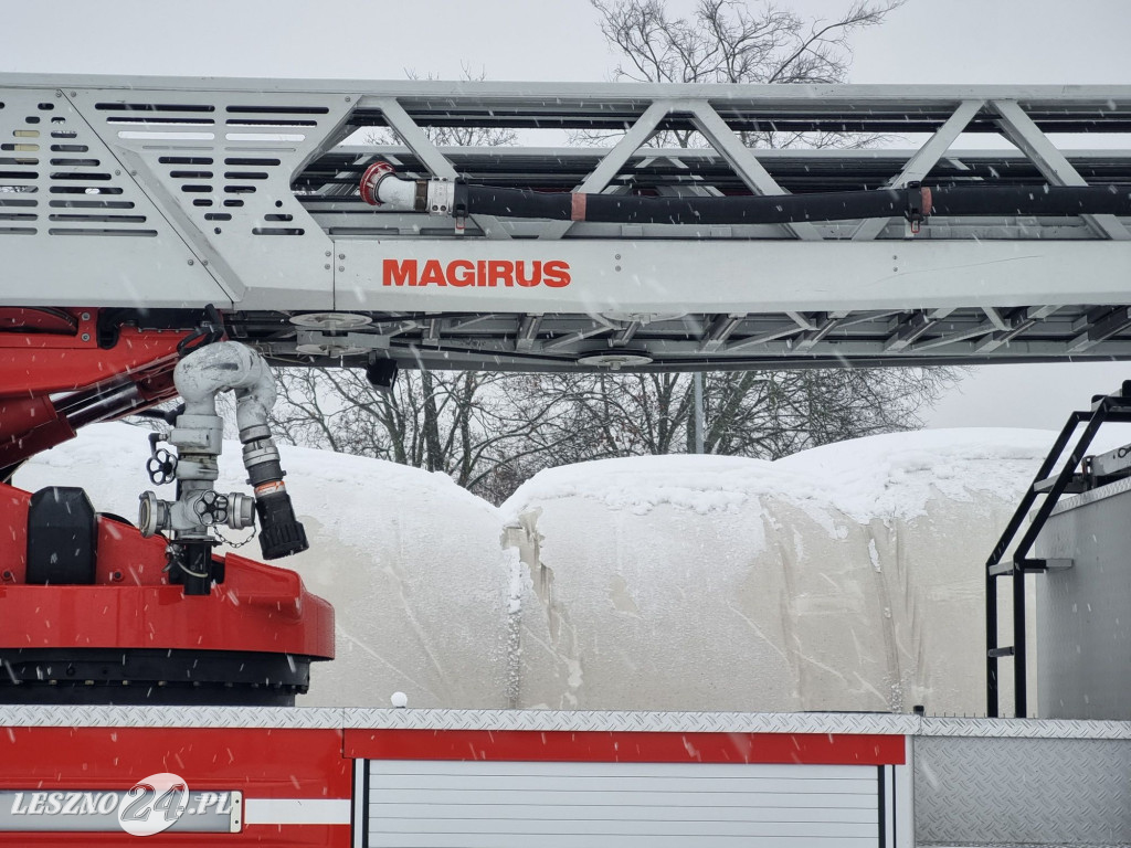Balon nad lodowiskiem w Lesznie zapadł się pod śniegiem