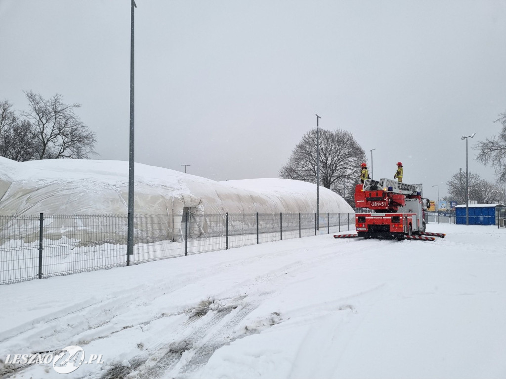 Balon nad lodowiskiem w Lesznie zapadł się pod śniegiem