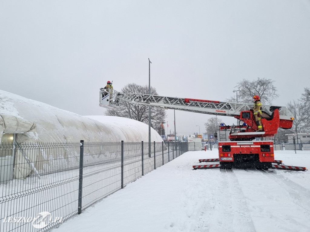 Balon nad lodowiskiem w Lesznie zapadł się pod śniegiem