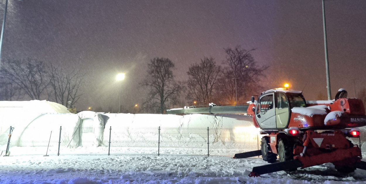 Balon położył się na tafli lodowiska