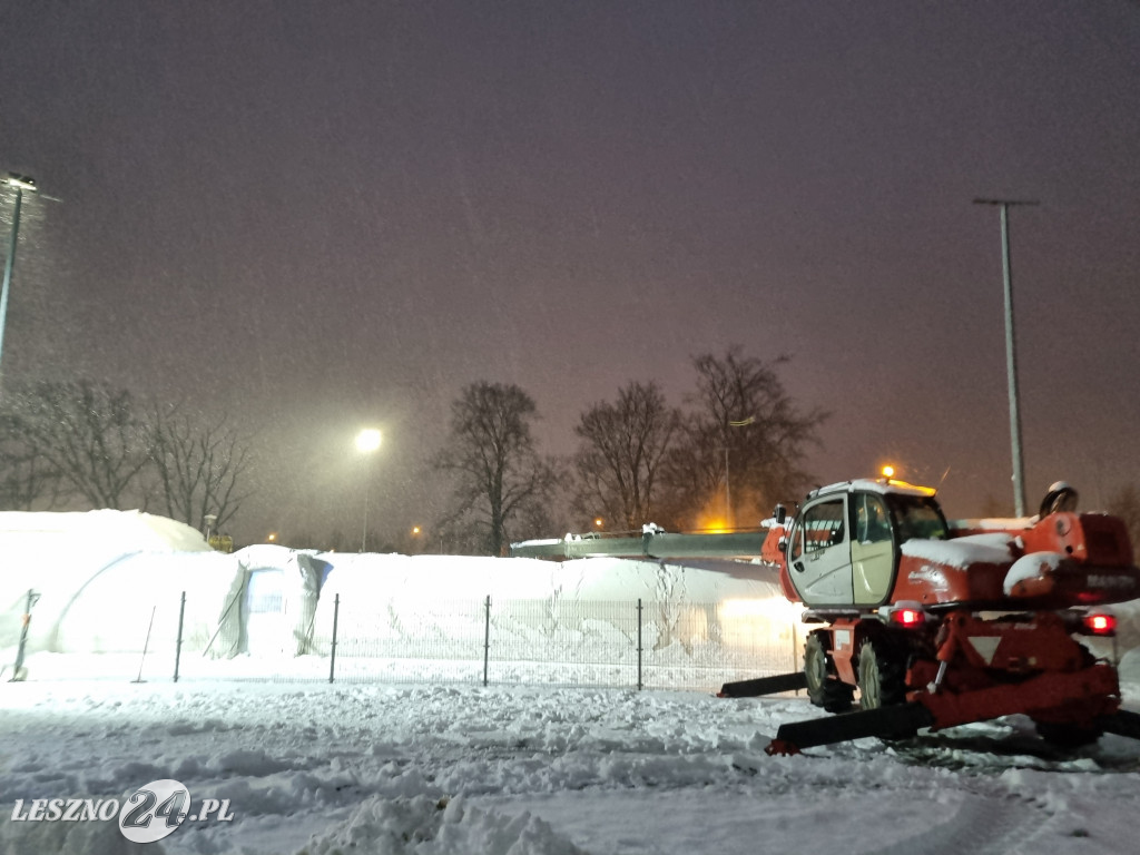 Balon położył się na tafli lodowiska