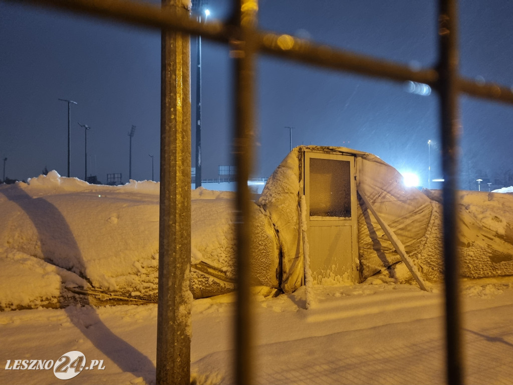 Balon położył się na tafli lodowiska