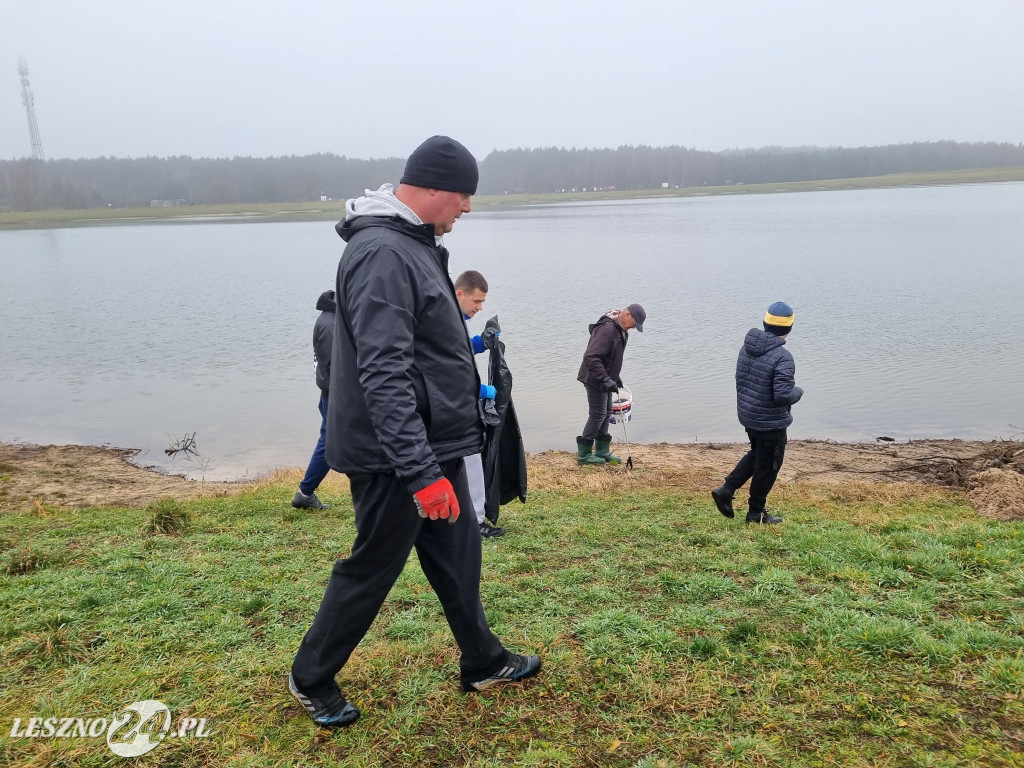Wędkarze porządkowali zbiornik Rydzyna