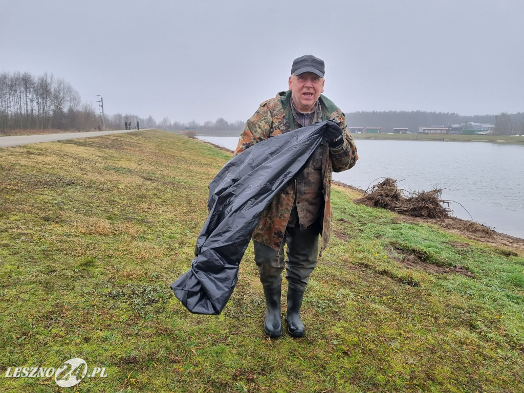 Wędkarze porządkowali zbiornik Rydzyna
