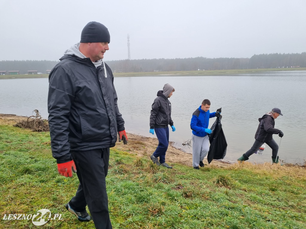 Wędkarze porządkowali zbiornik Rydzyna