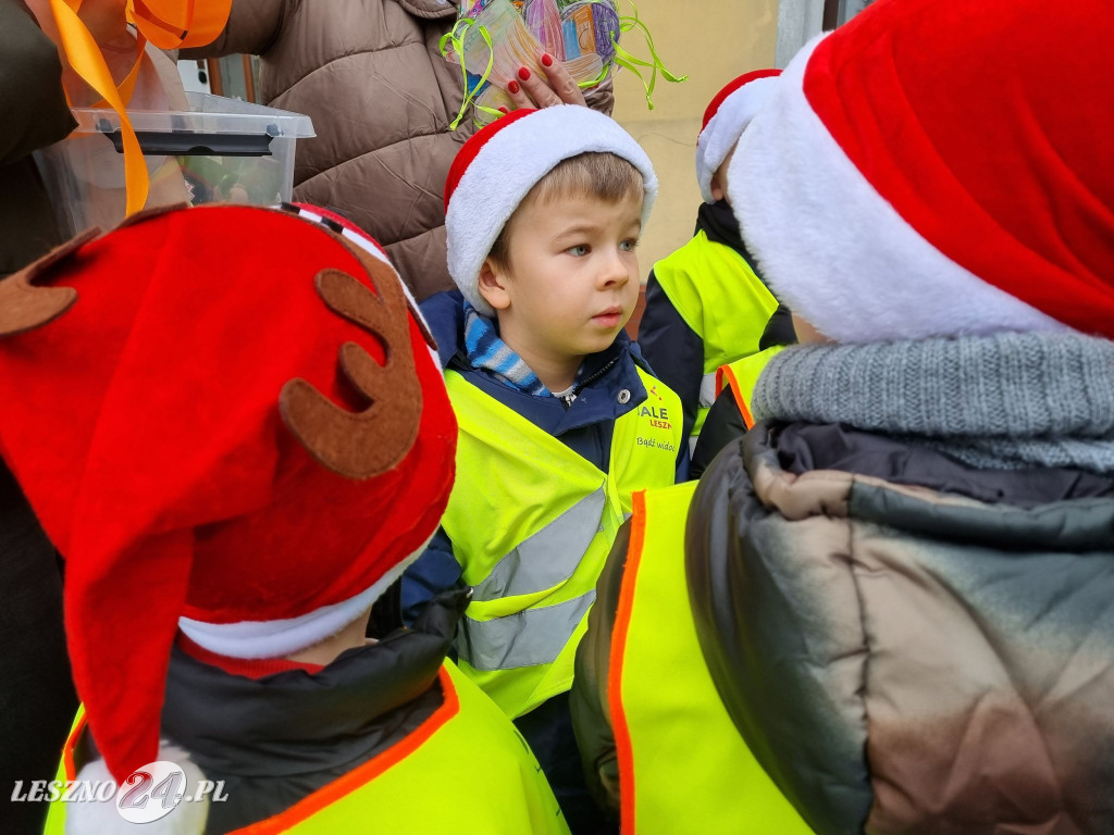 Przedszkolaki ustroiły choinki na Rynku w Rydzynie
