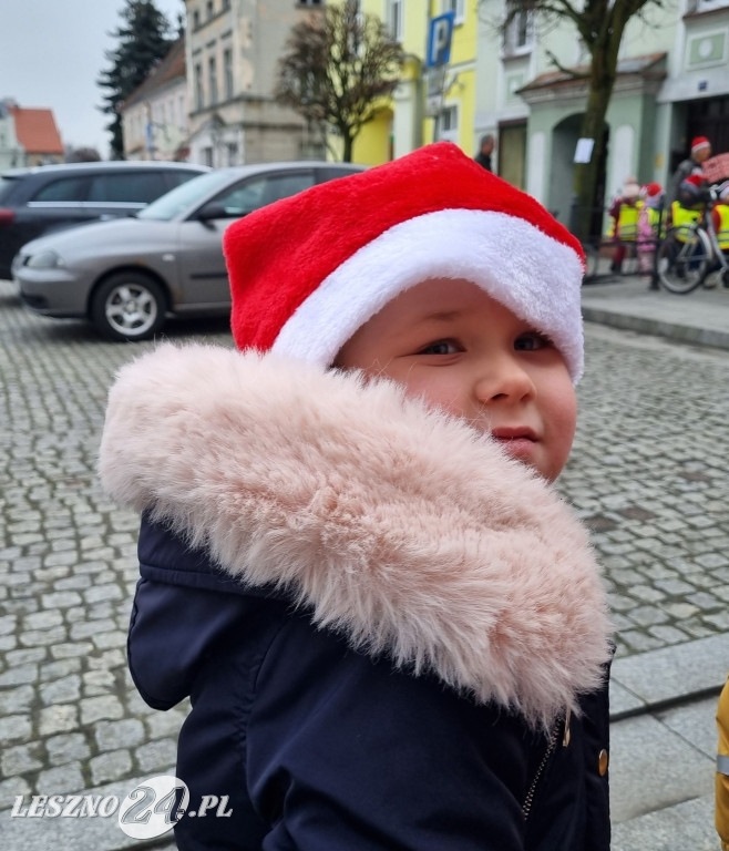 Przedszkolaki ustroiły choinki na Rynku w Rydzynie