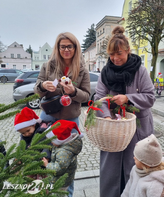 Przedszkolaki ustroiły choinki na Rynku w Rydzynie