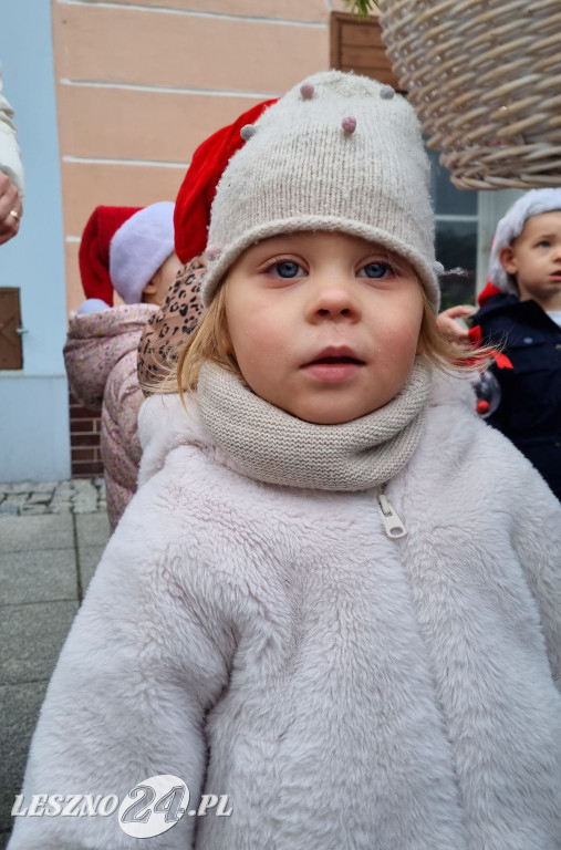 Przedszkolaki ustroiły choinki na Rynku w Rydzynie