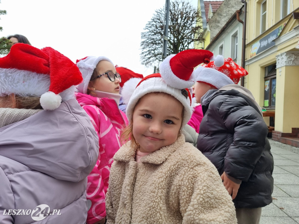 Przedszkolaki ustroiły choinki na Rynku w Rydzynie