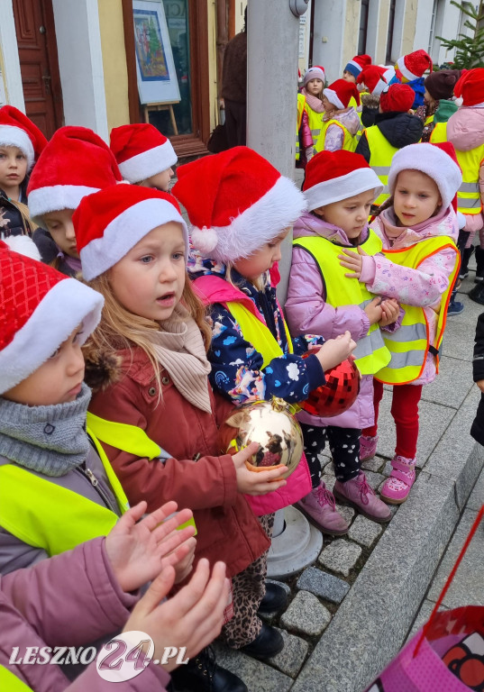 Przedszkolaki ustroiły choinki na Rynku w Rydzynie