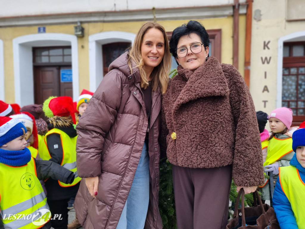 Przedszkolaki ustroiły choinki na Rynku w Rydzynie