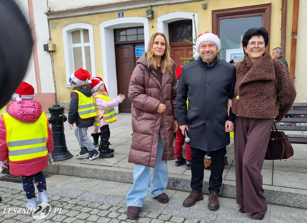 Przedszkolaki ustroiły choinki na Rynku w Rydzynie