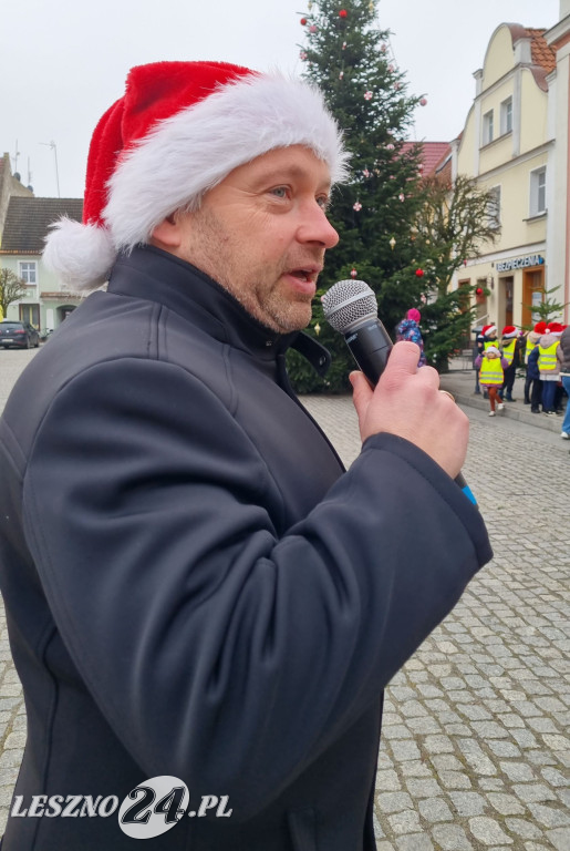 Przedszkolaki ustroiły choinki na Rynku w Rydzynie