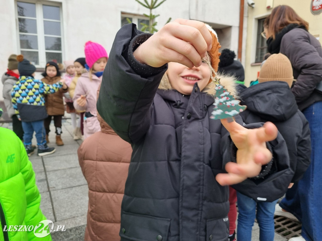 Przedszkolaki ustroiły choinki na Rynku w Rydzynie