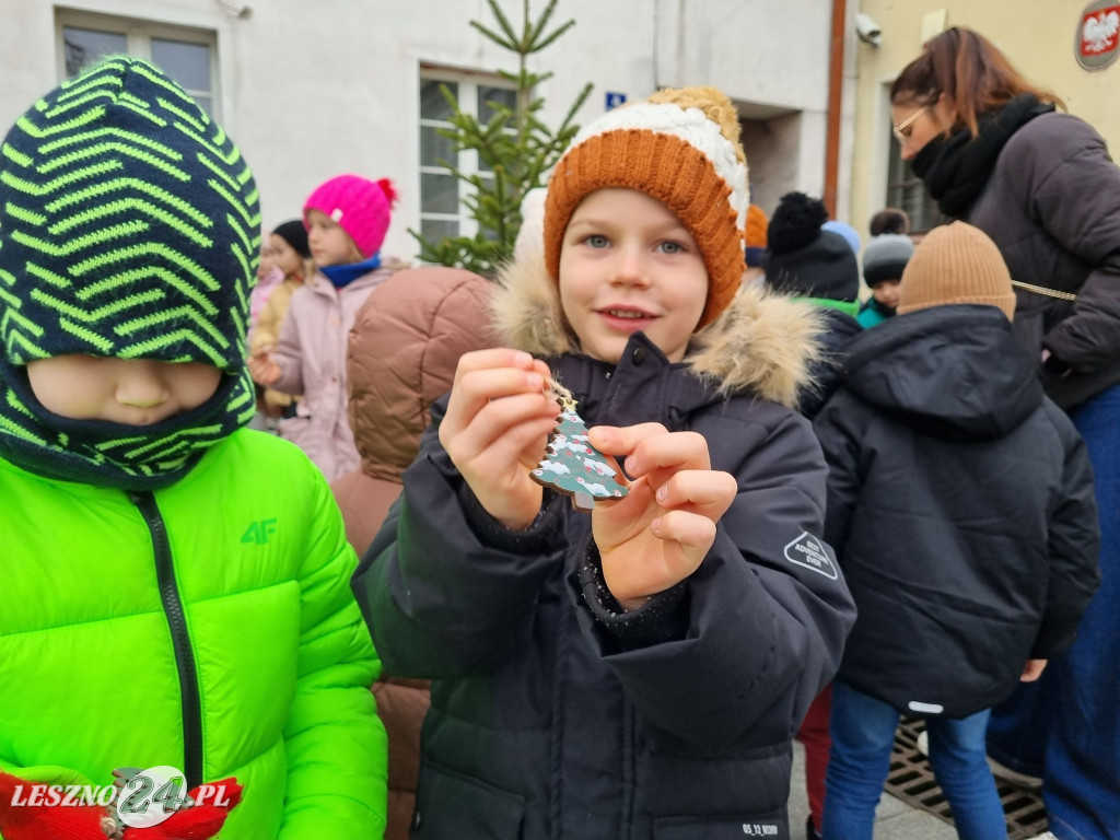 Przedszkolaki ustroiły choinki na Rynku w Rydzynie