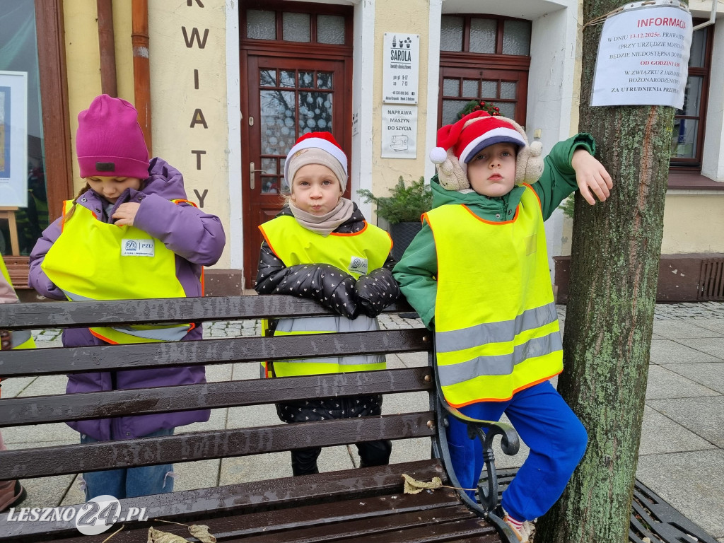 Przedszkolaki ustroiły choinki na Rynku w Rydzynie