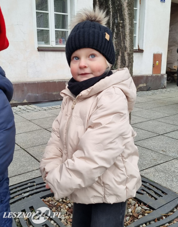 Przedszkolaki ustroiły choinki na Rynku w Rydzynie