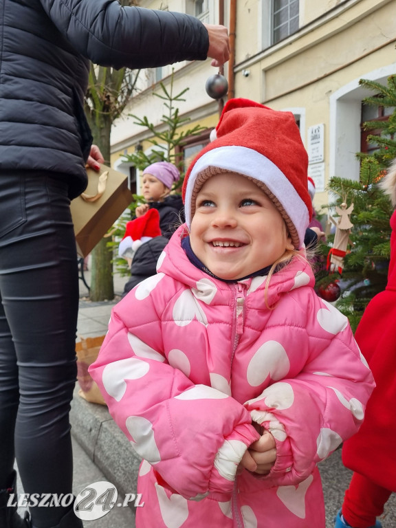 Przedszkolaki ustroiły choinki na Rynku w Rydzynie