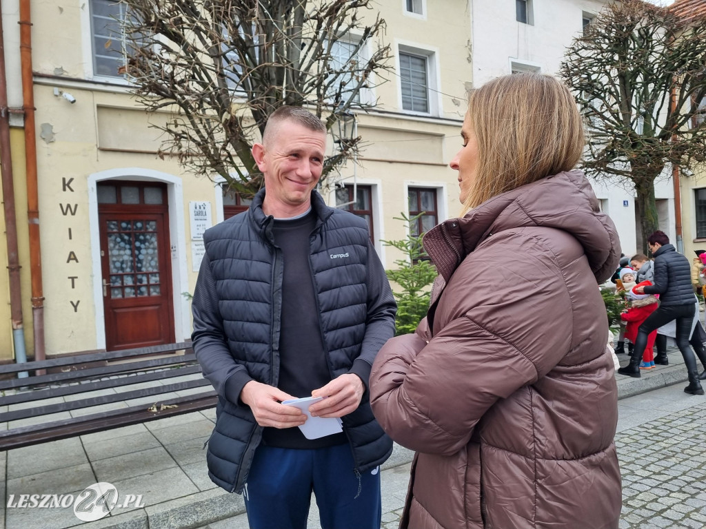 Przedszkolaki ustroiły choinki na Rynku w Rydzynie