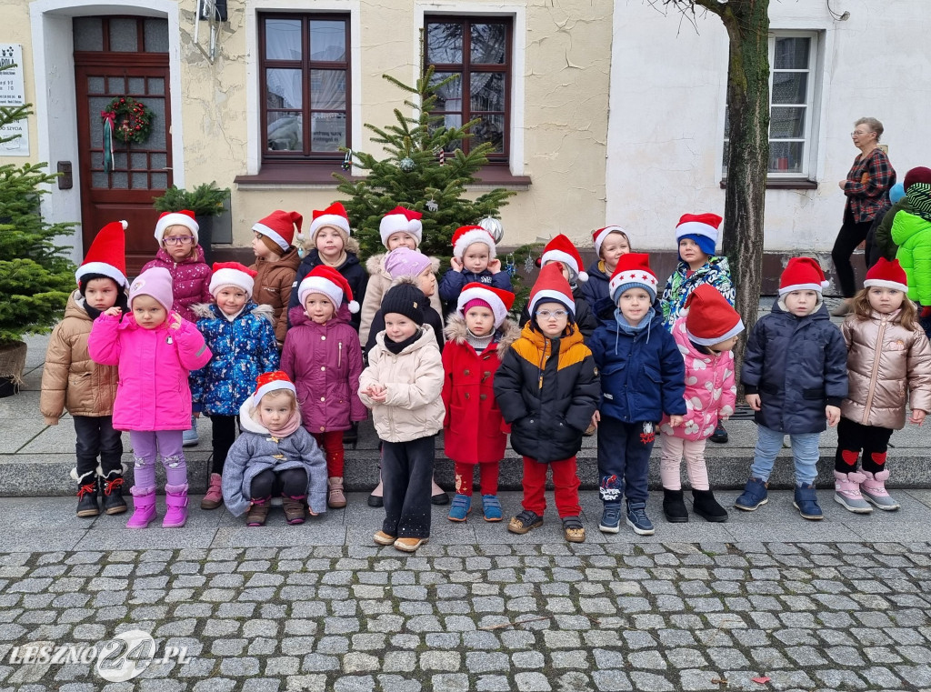 Przedszkolaki ustroiły choinki na Rynku w Rydzynie
