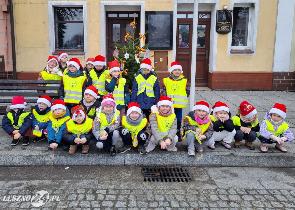 Przedszkolaki ustroiły choinki na Rynku w Rydzynie
