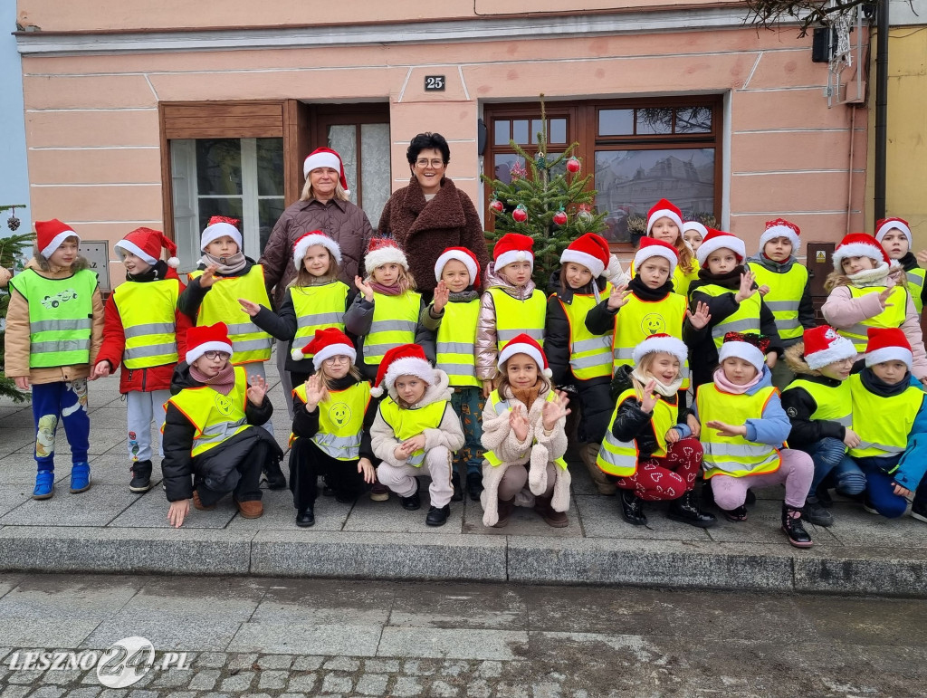 Przedszkolaki ustroiły choinki na Rynku w Rydzynie