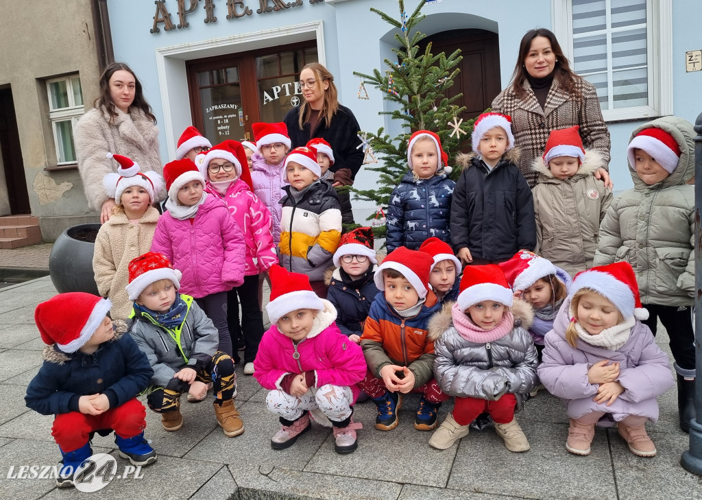 Przedszkolaki ustroiły choinki na Rynku w Rydzynie