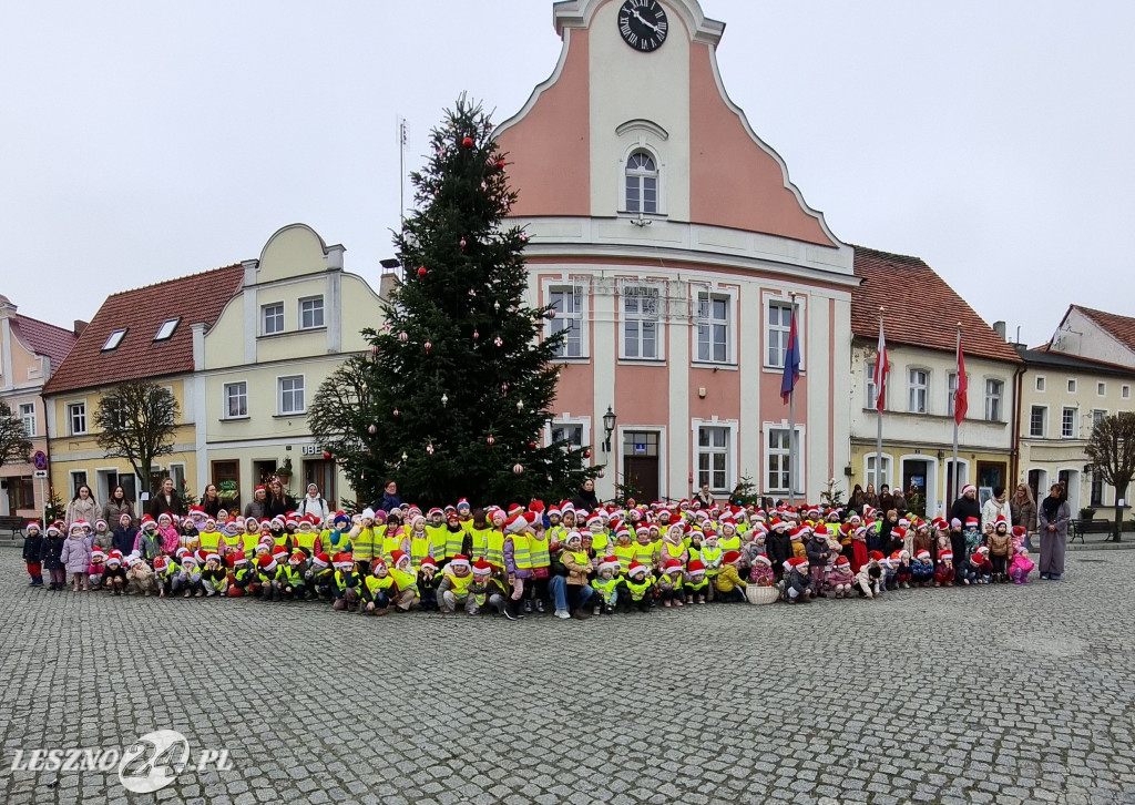 Przedszkolaki ustroiły choinki na Rynku w Rydzynie