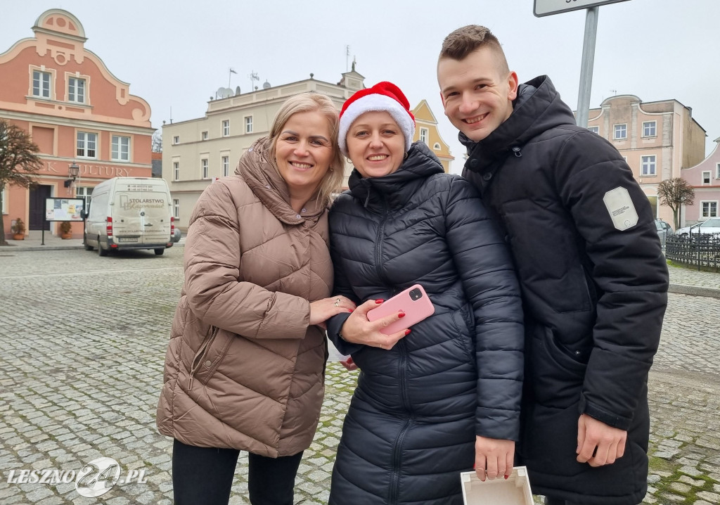 Przedszkolaki ustroiły choinki na Rynku w Rydzynie