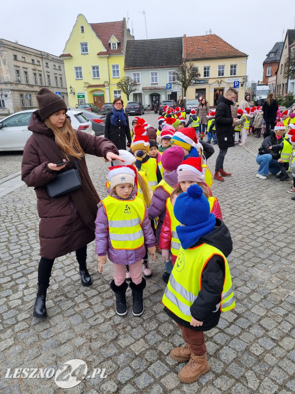 Przedszkolaki ustroiły choinki na Rynku w Rydzynie