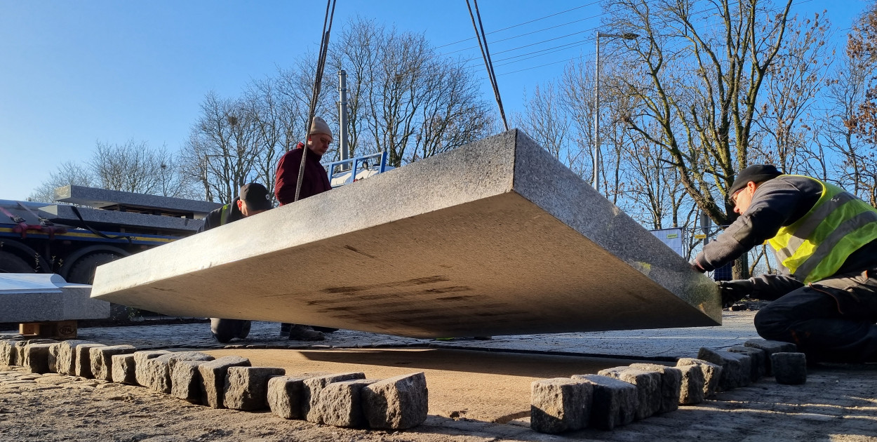 Stawianie Pomnika 55. Pułku Piechoty przed ZST