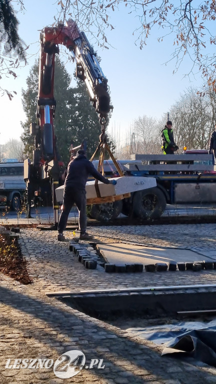 Stawianie Pomnika 55. Pułku Piechoty przed ZST