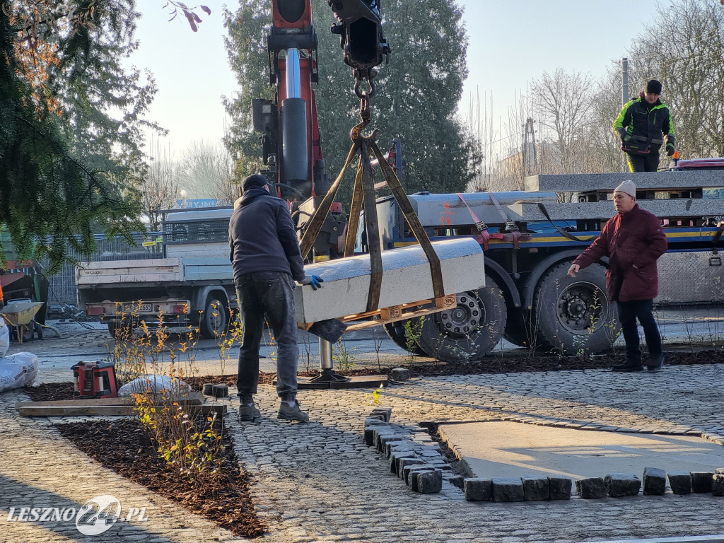 Stawianie Pomnika 55. Pułku Piechoty przed ZST