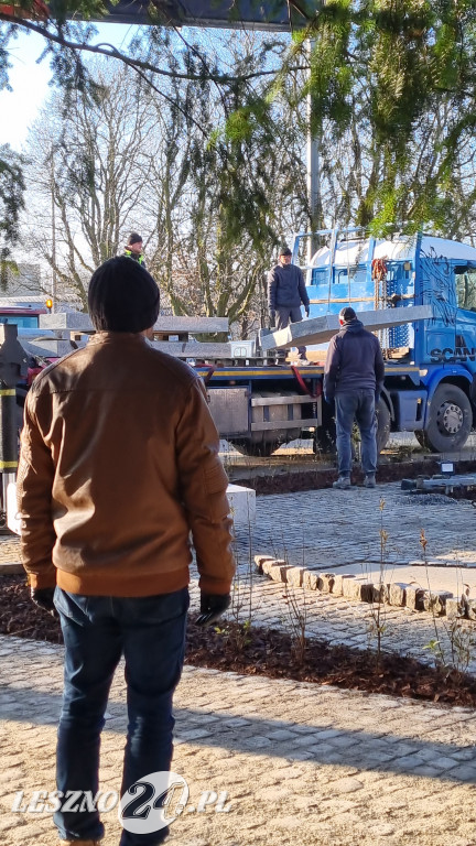 Stawianie Pomnika 55. Pułku Piechoty przed ZST