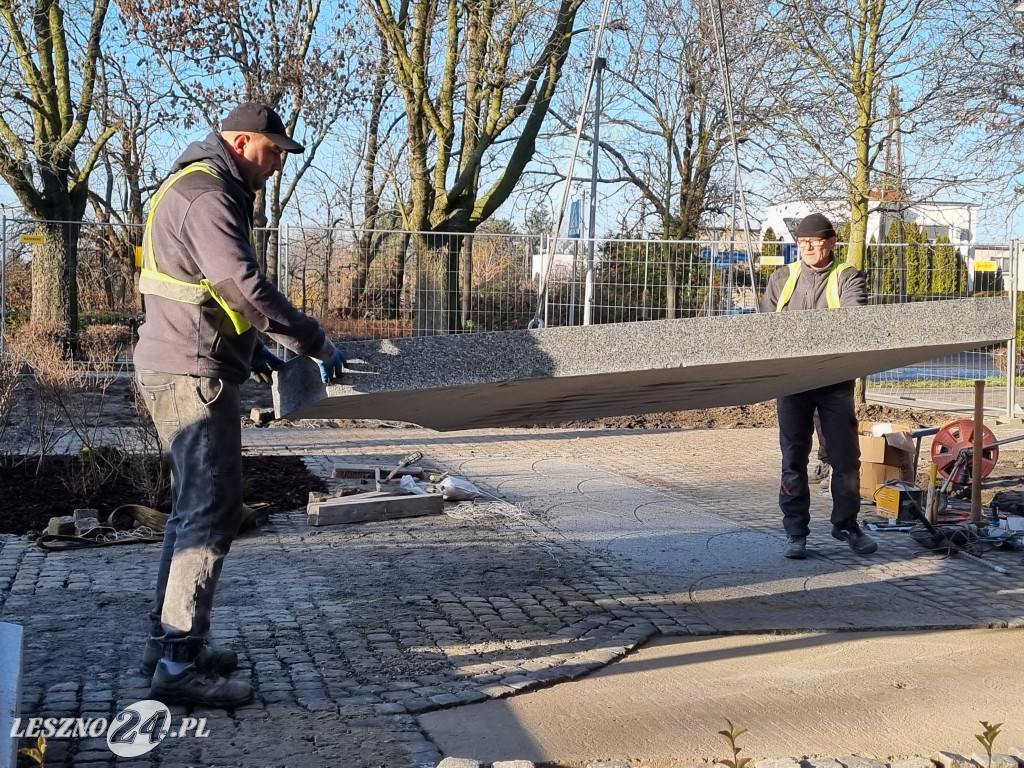 Stawianie Pomnika 55. Pułku Piechoty przed ZST