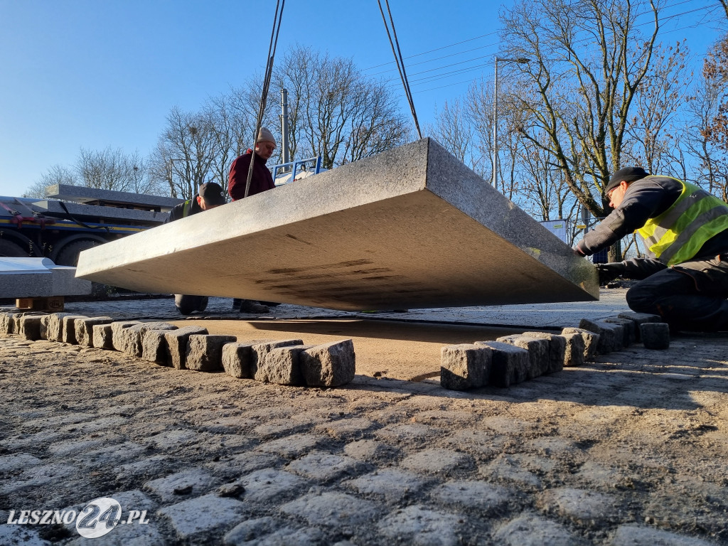 Stawianie Pomnika 55. Pułku Piechoty przed ZST