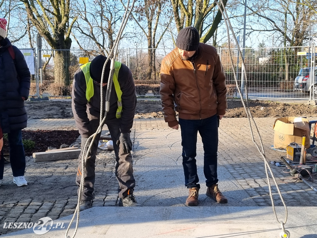 Stawianie Pomnika 55. Pułku Piechoty przed ZST