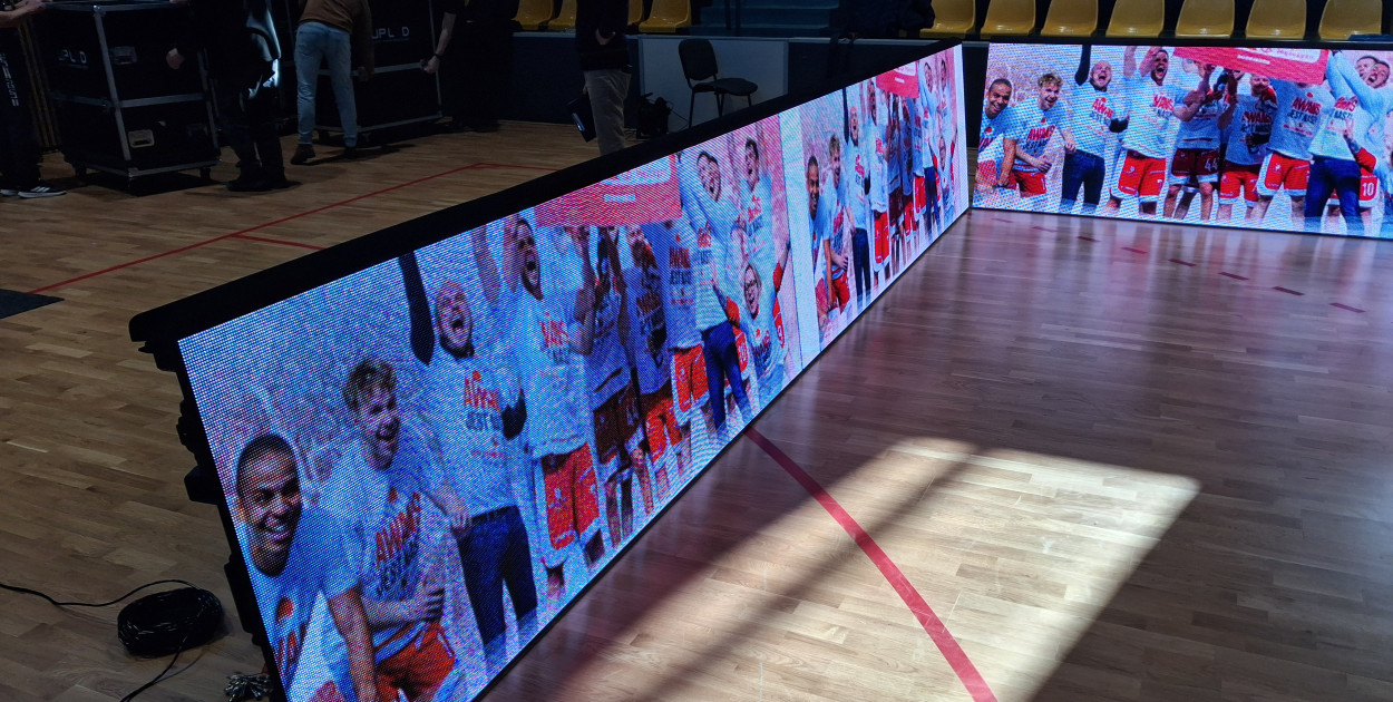 Nowe bandy ledowe w hali Trapez