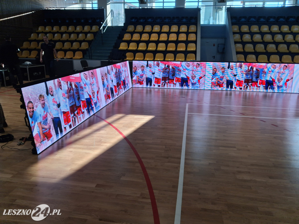 Nowe bandy ledowe w hali Trapez