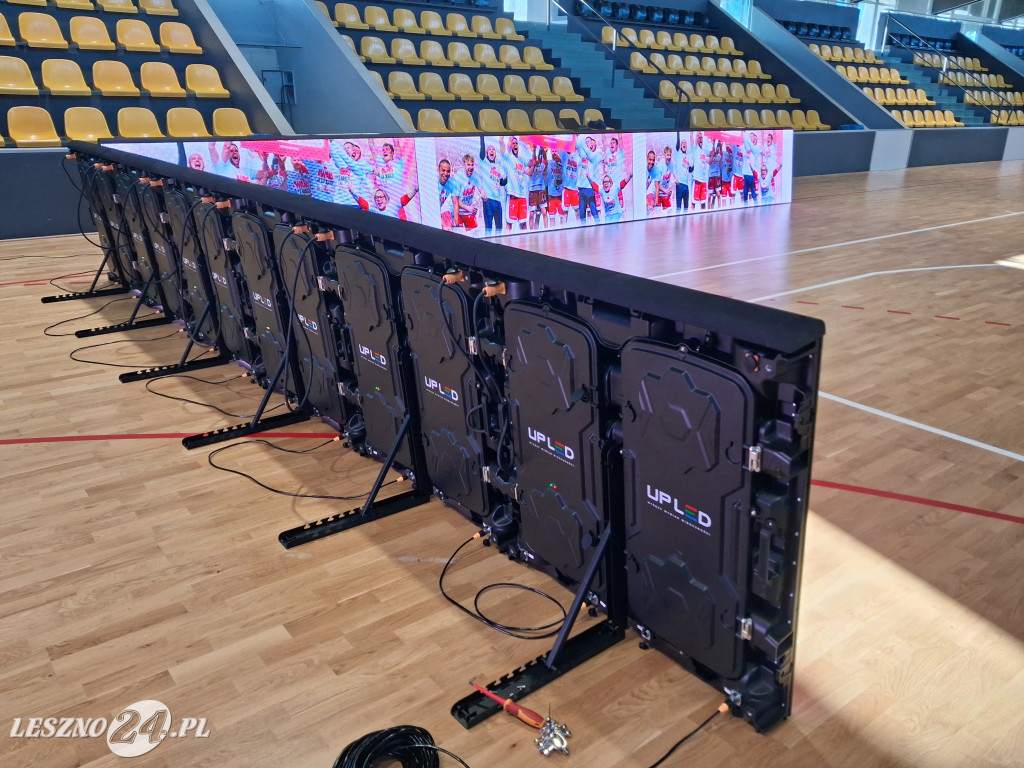 Nowe bandy ledowe w hali Trapez