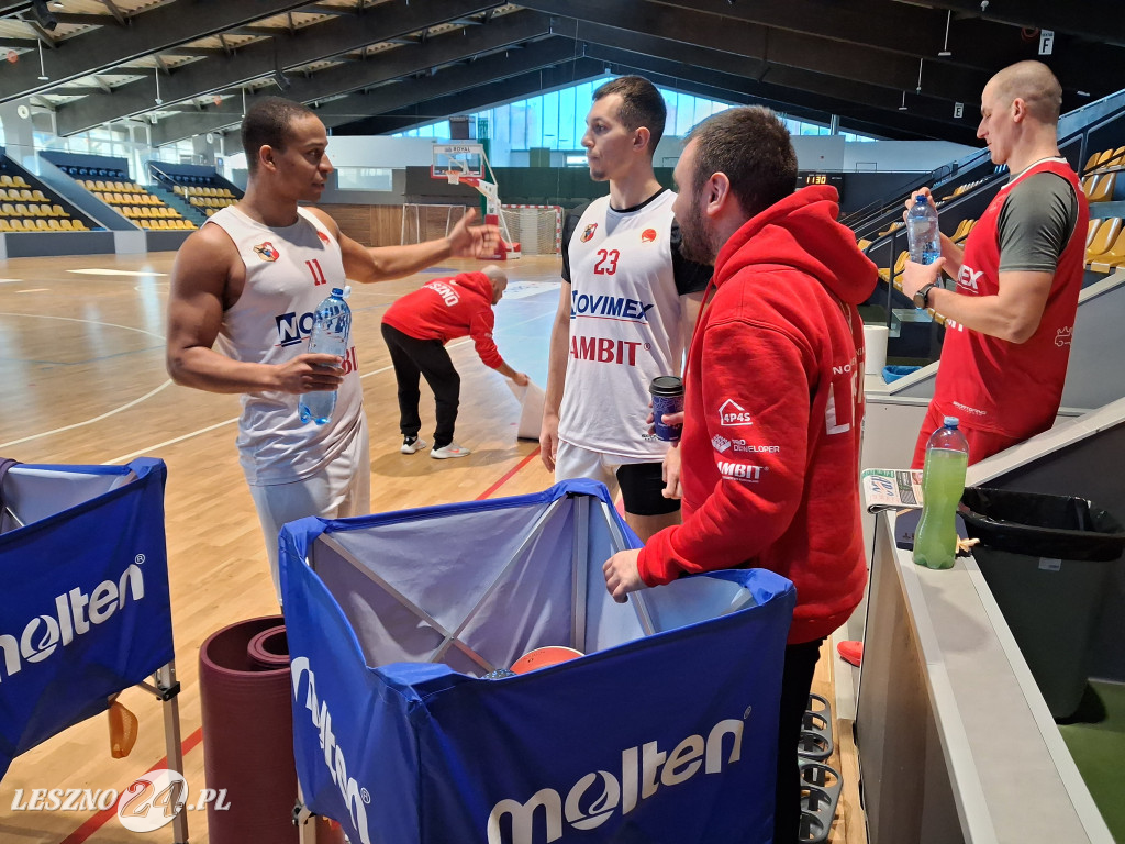 Nowe bandy ledowe w hali Trapez