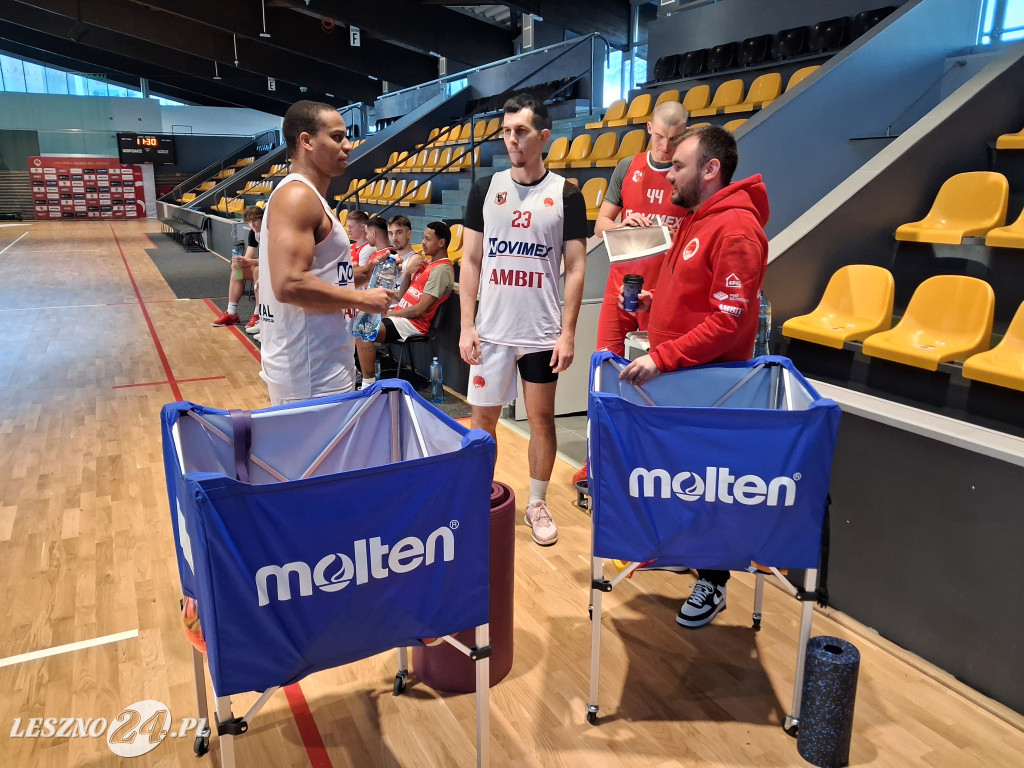 Nowe bandy ledowe w hali Trapez