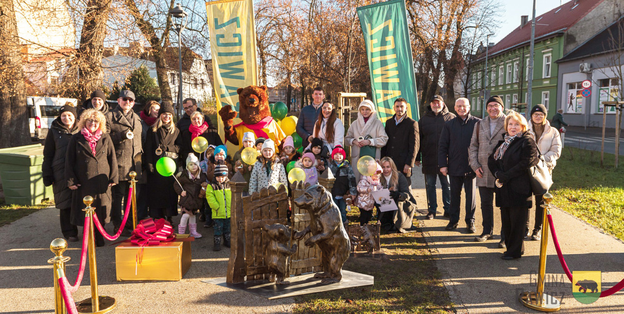 Międzypokoleniowe niedźwiadki na rawickich plantach
