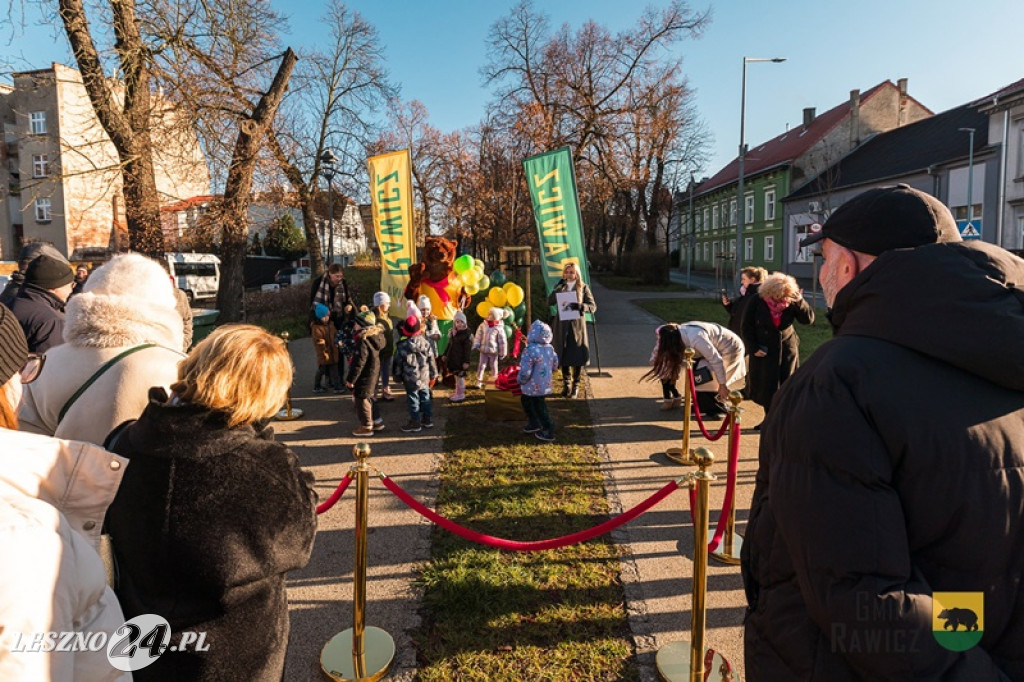Międzypokoleniowe niedźwiadki na rawickich plantach