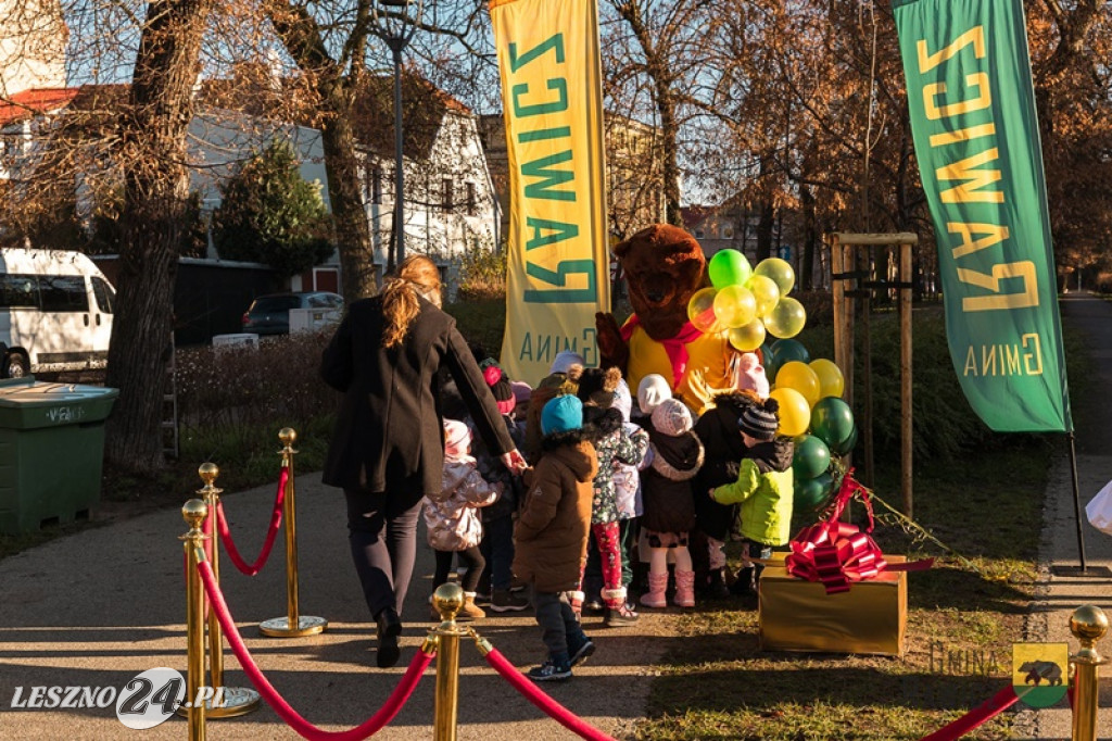 Międzypokoleniowe niedźwiadki na rawickich plantach