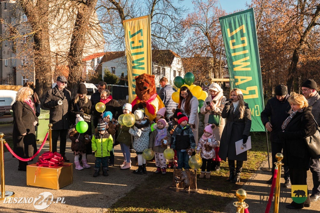Międzypokoleniowe niedźwiadki na rawickich plantach