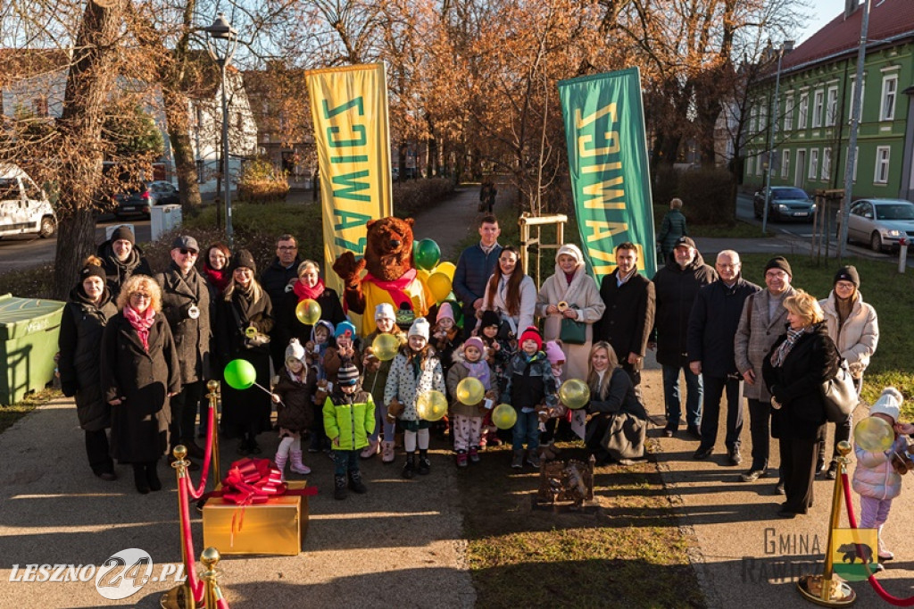 Międzypokoleniowe niedźwiadki na rawickich plantach