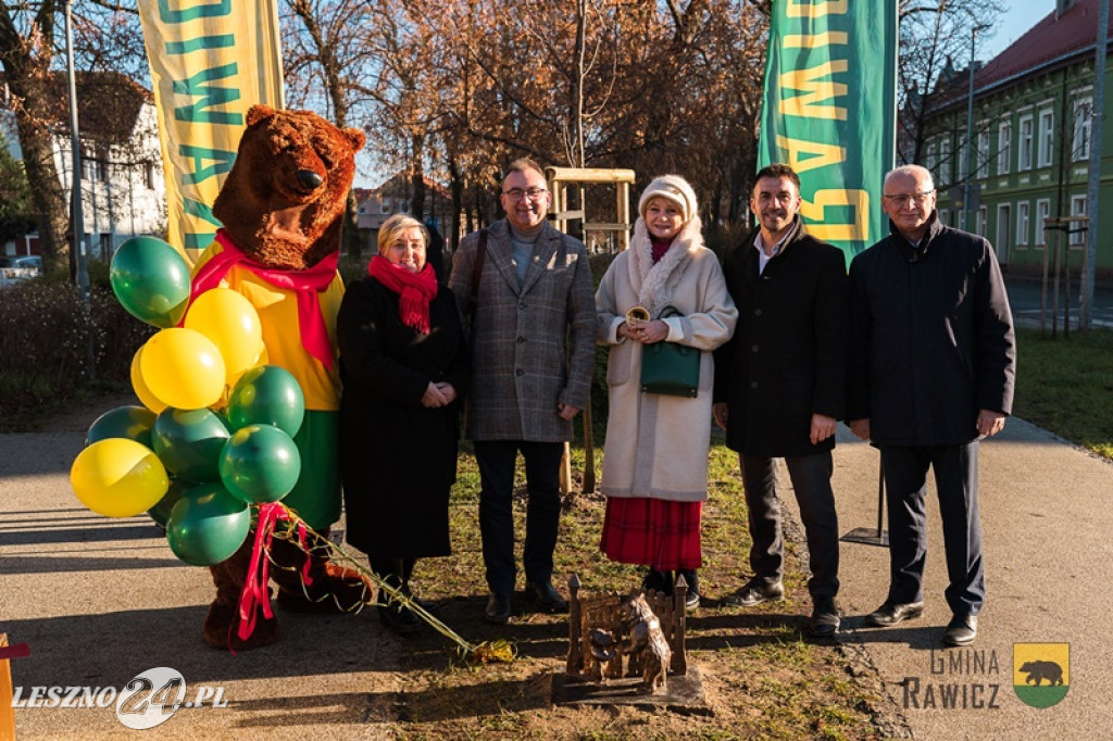 Międzypokoleniowe niedźwiadki na rawickich plantach