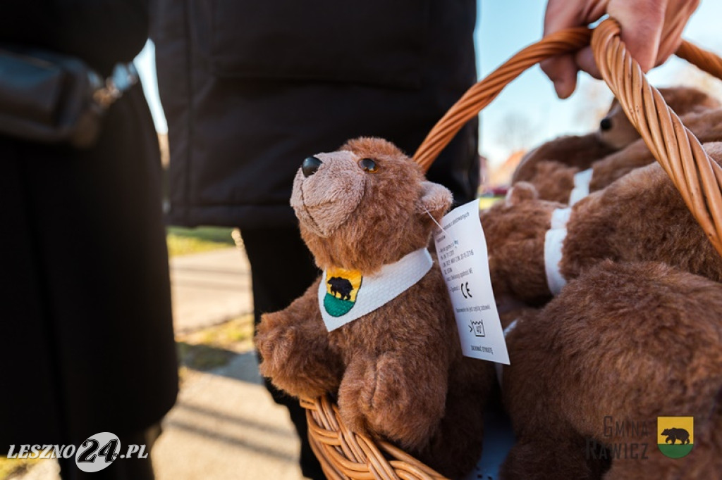 Międzypokoleniowe niedźwiadki na rawickich plantach